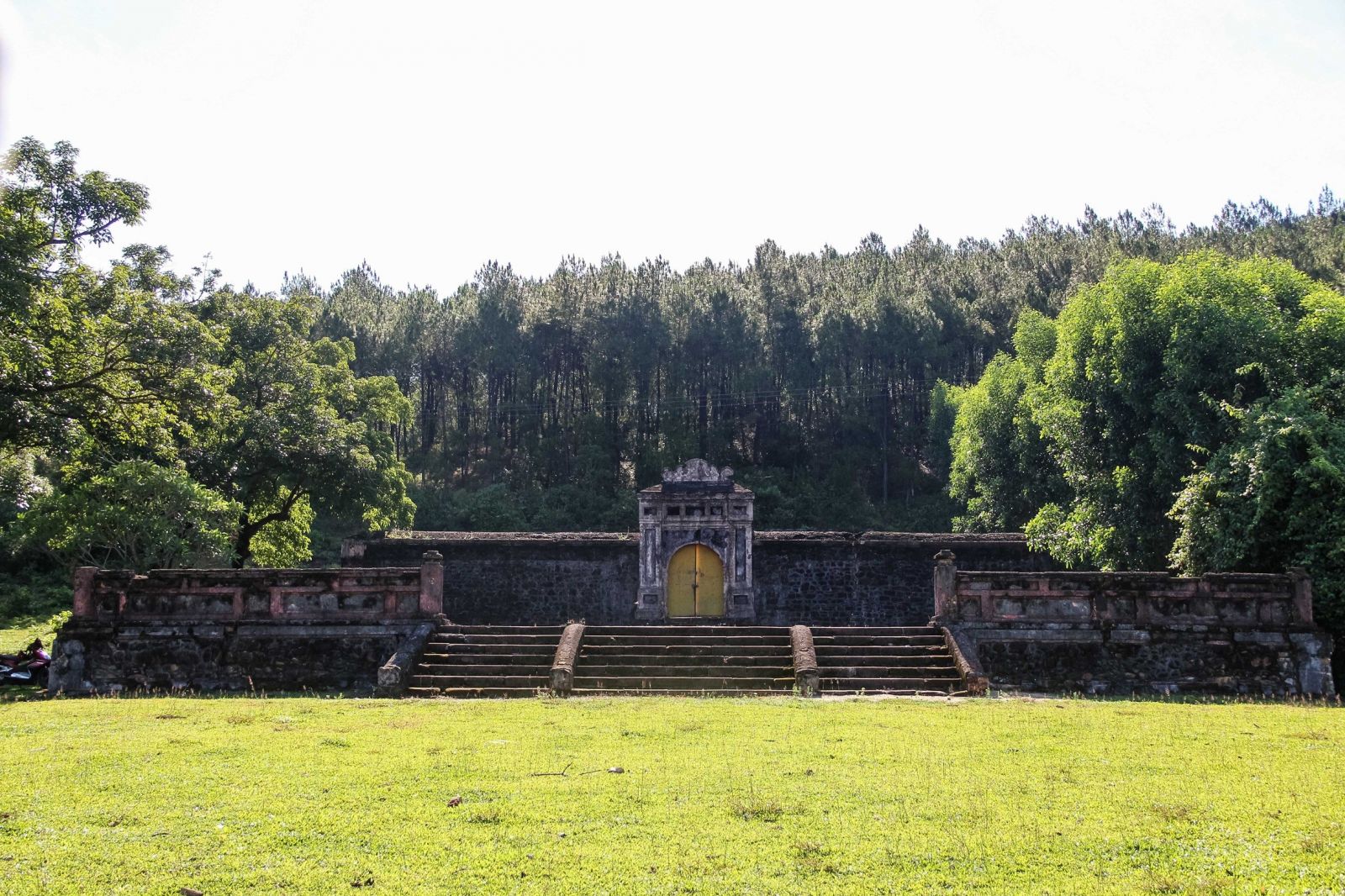 Lăng Sọ được bao bọc bởi những đồi thông cao vút nằm sâu trong triền núi Cư Chánh.